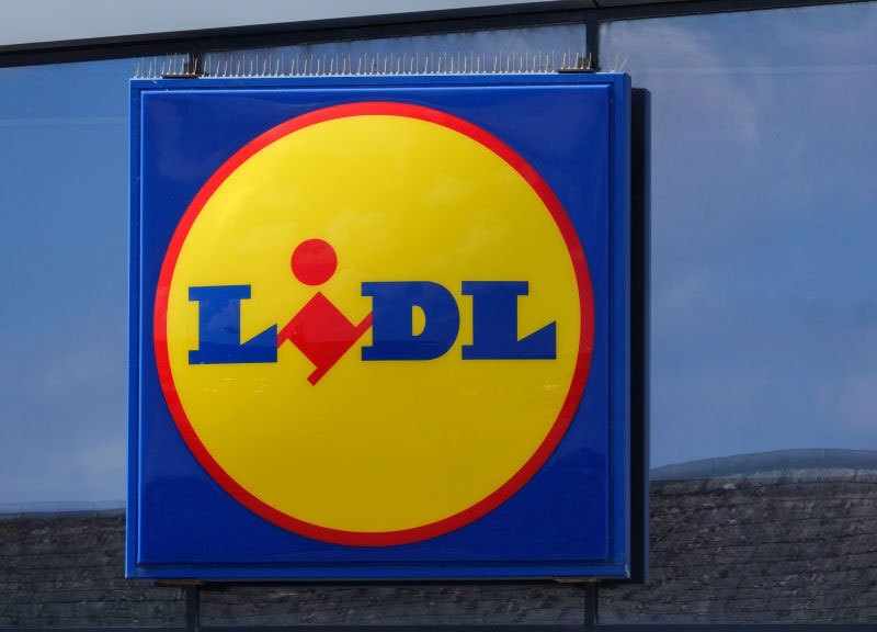 Großes Lidl-Logo an der Außenfassade des beliebten Supermarkts.