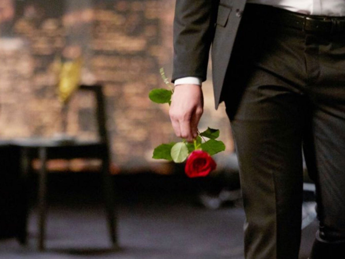 Mann mit Rose in der Hand bei "Der Bachelor"