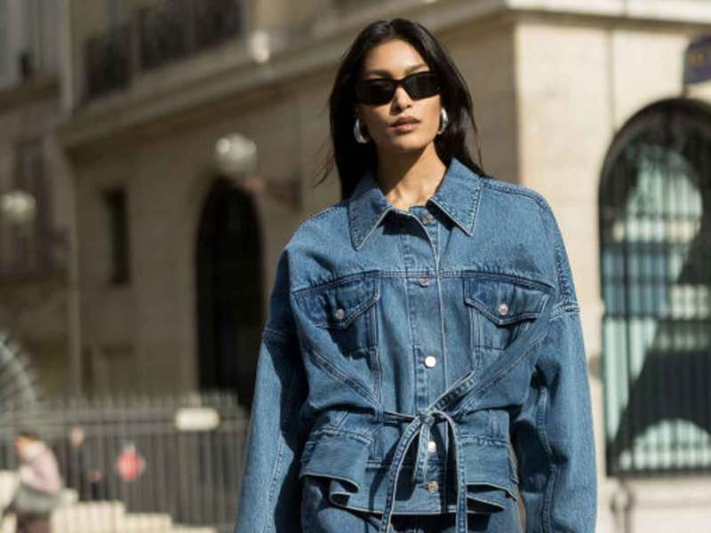 Pritika Swarup bei der Pariser Fashion Week 2024 im Denim Look.