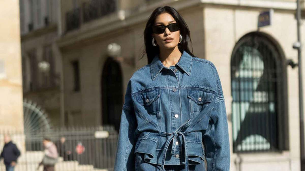 Pritika Swarup bei der Pariser Fashion Week 2024 im Denim Look.