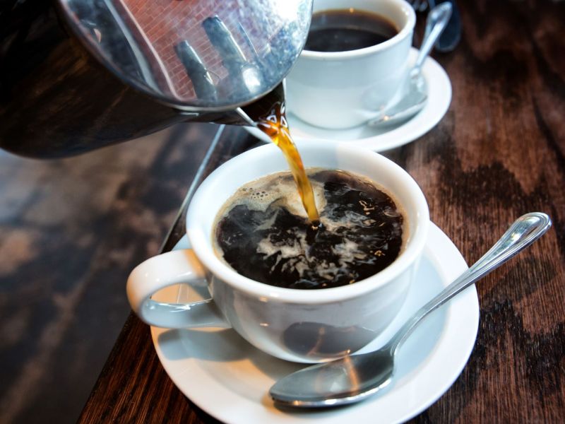 Frischer Kaffee wird in eine Tasse gegossen