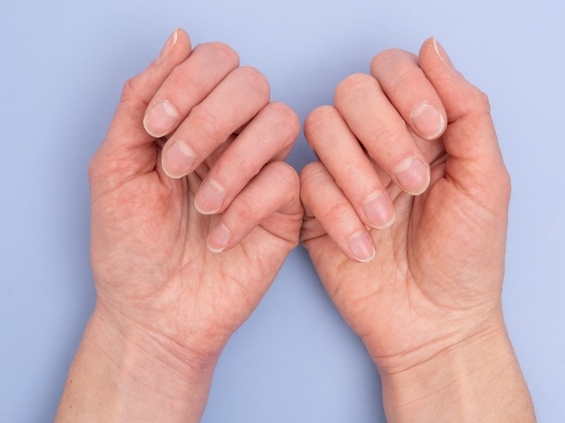 weibliche Hände mit natürlichen Fingernägeln ohne Längsrillen