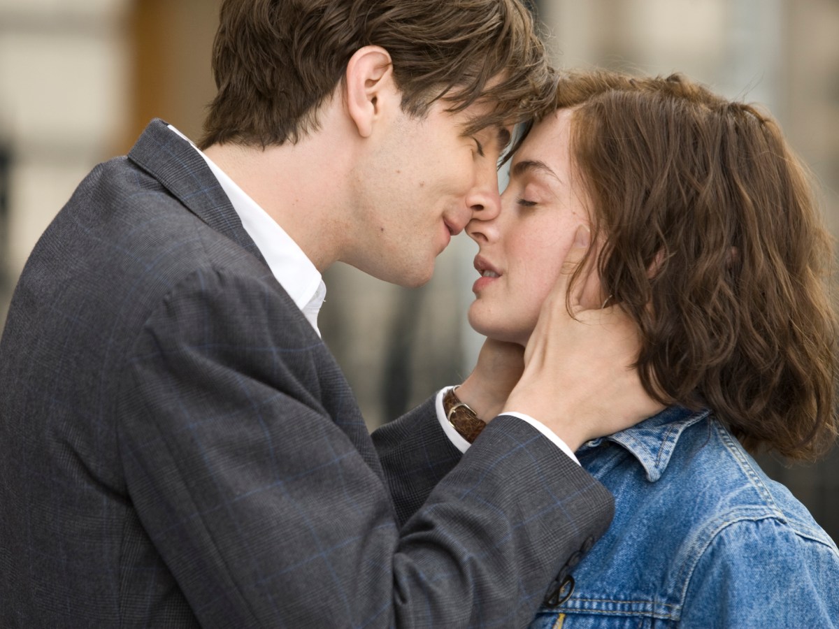 Jim Sturges und Anne Hathaway gemeinsam in "Zwei an einem Tag"
