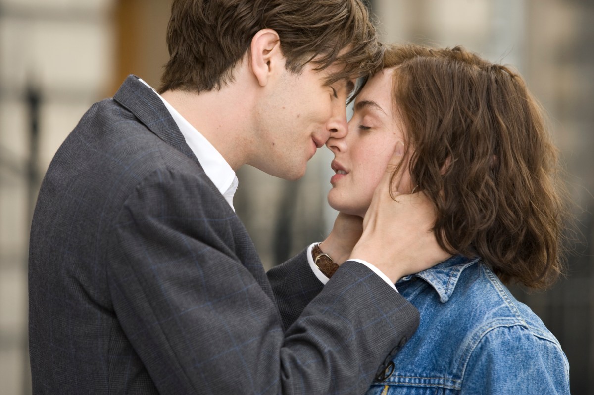 Jim Sturges und Anne Hathaway gemeinsam in "Zwei an einem Tag"