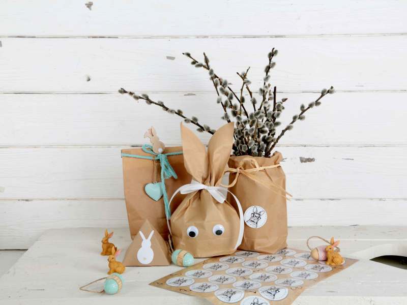 Ostergeschenke mit Weidenstrauch aus natürlichem Kraftpapier als Verpackung.