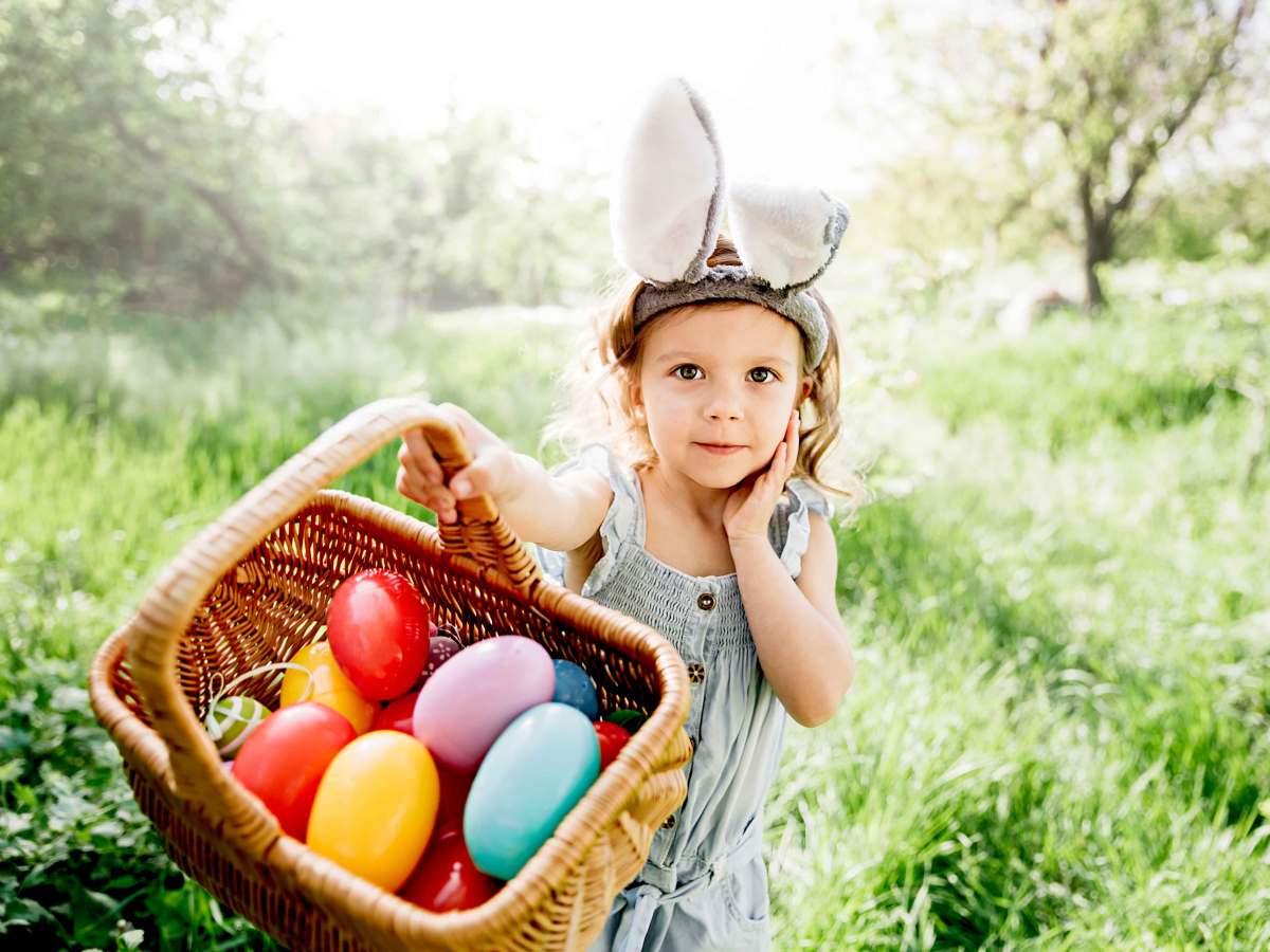 Eier, Hasen, Osterfeuer: So erklärst du deinen Kindern das Osterfest
