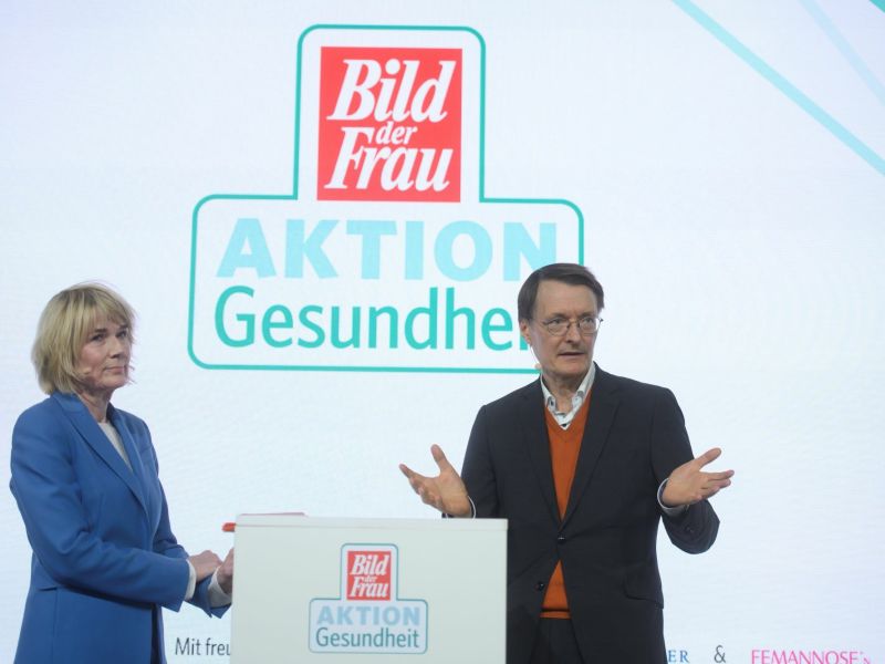 BILD der FRAU Chefredakteurin im Gespräch mit Karl Lauterbach bei der Aktion Gesundheit