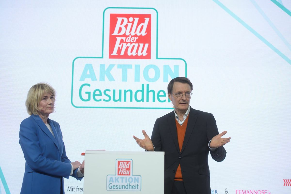 BILD der FRAU Chefredakteurin im Gespräch mit Karl Lauterbach bei der Aktion Gesundheit