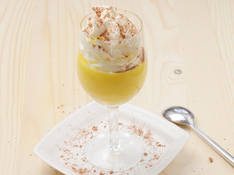 Eierlikör-Mousse mit Sahnehaube in Dessertglas.