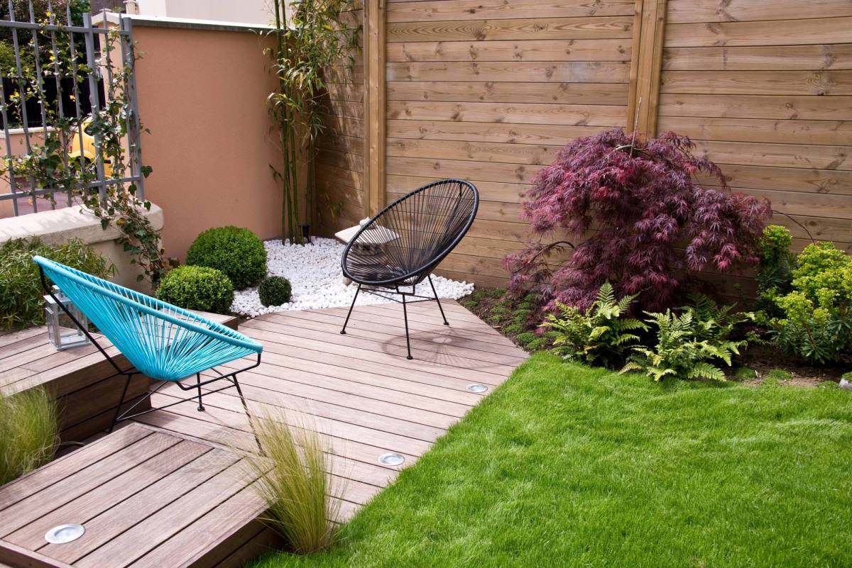 Kleiner Garten mit moderner Sitzecke und Rasen