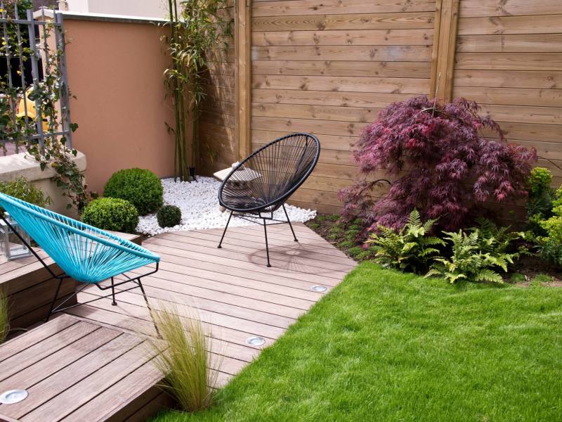 Kleiner Garten mit moderner Sitzecke und Rasen