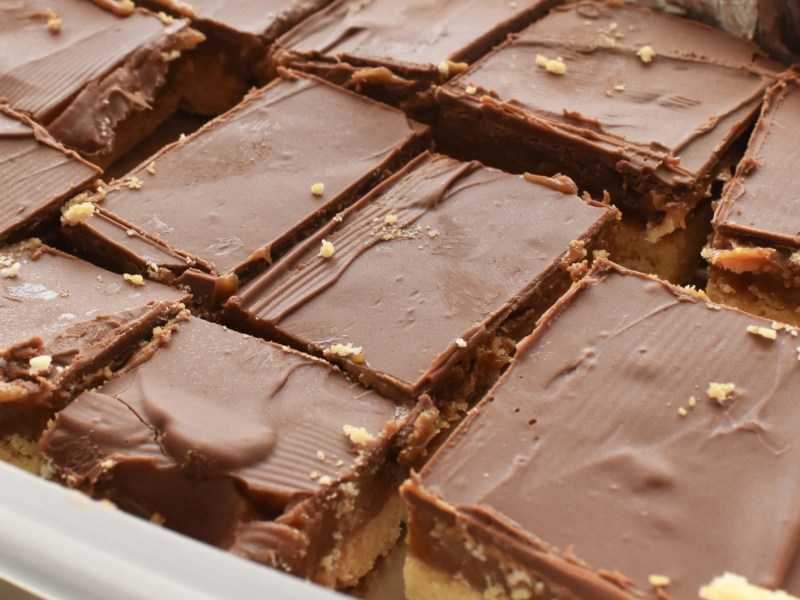 Blechkuchen mit Schokoglasur auf Backblech.