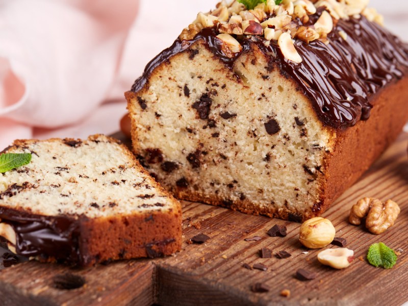 Schokoflocken Kuchen auf Holzbrett.