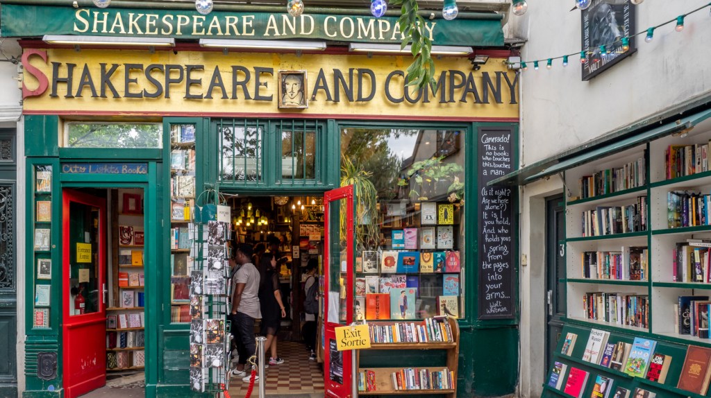 Außenfassade des Shakespeare and Company Buchladens in Paris.