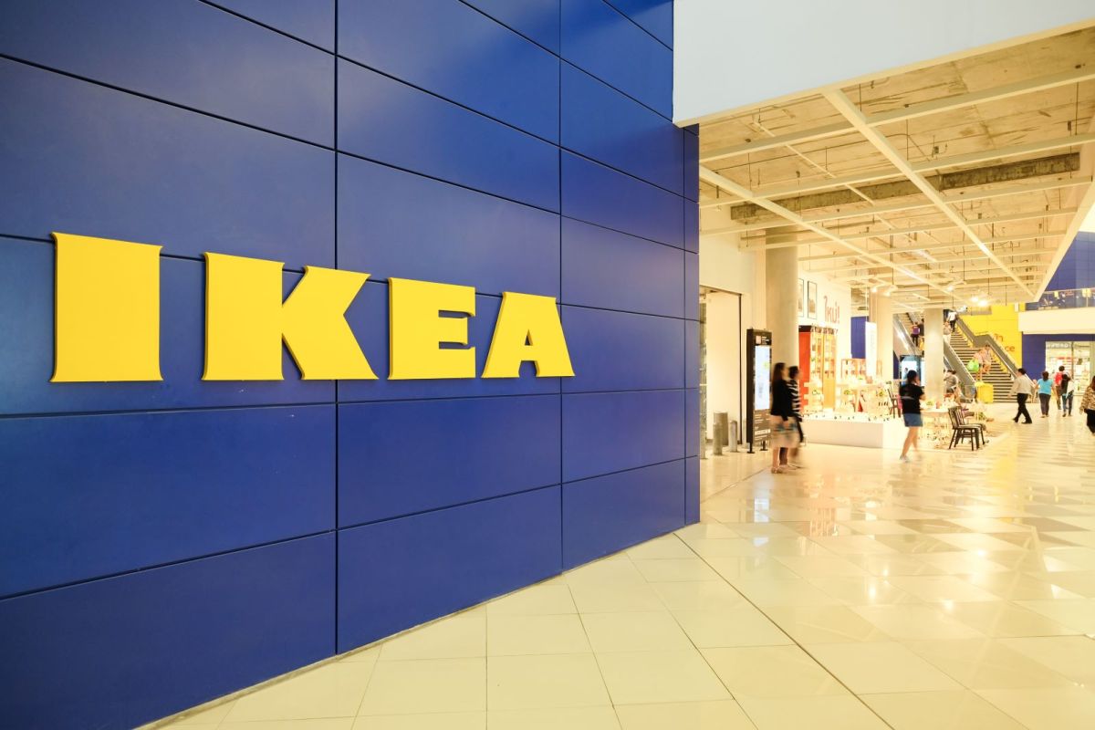 Gelbes IKEA-Logo auf blauem Hintergrund