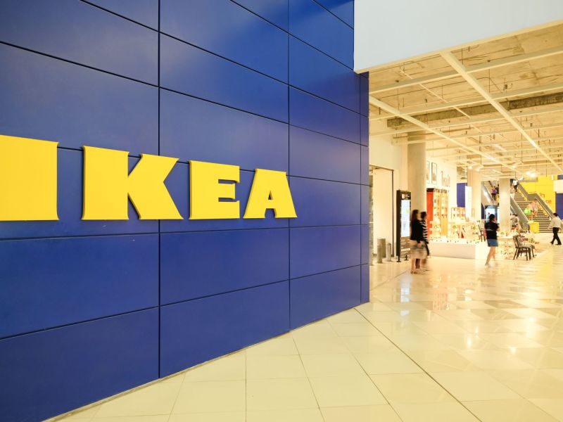 Gelbes IKEA-Logo auf blauem Hintergrund