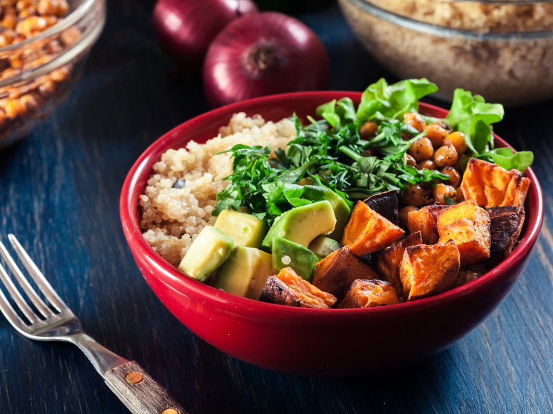 Bunte Buddha-Schale mit Quinoa und geröstetem und frischem Gemüse