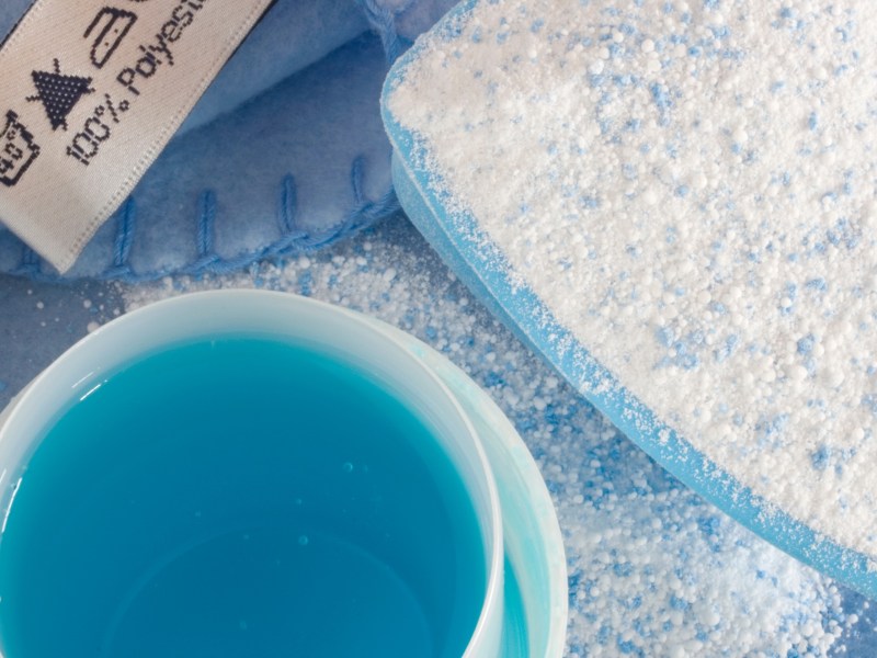 Blaues Flüssigwaschmittel und Waschpulver
