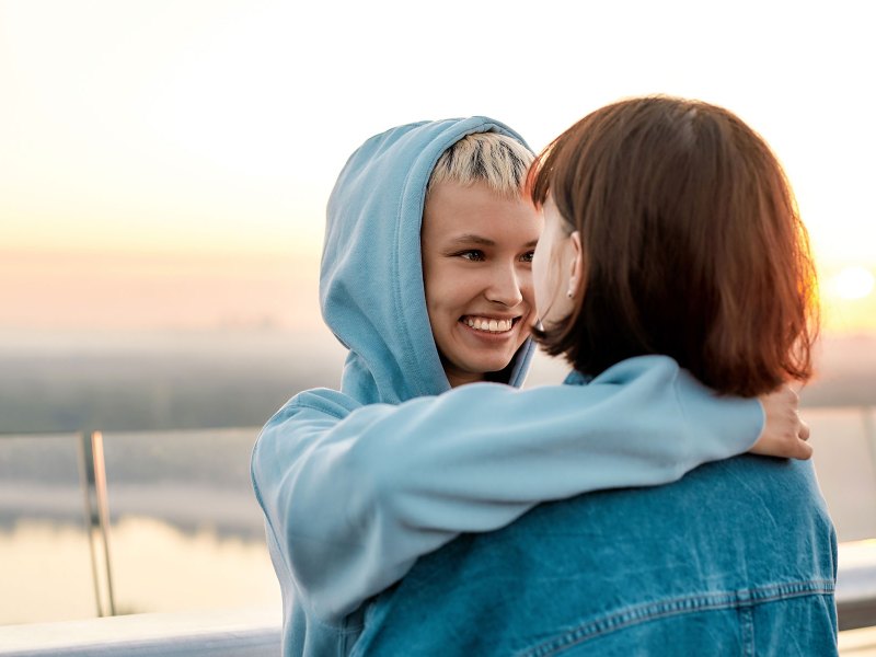 Zwei Frauen umarmen sich und lachen