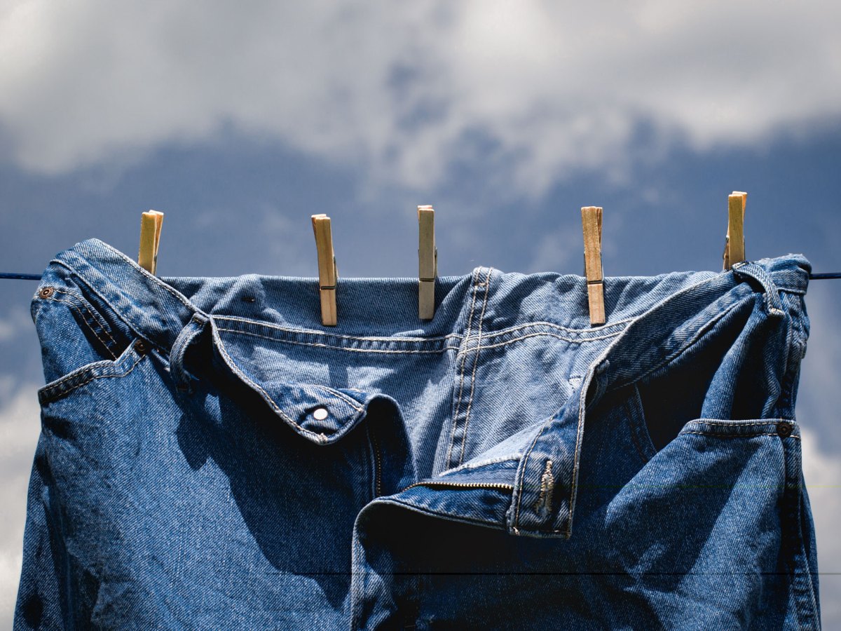 Jeans auf einer Wäscheleine bei Sonnenschein