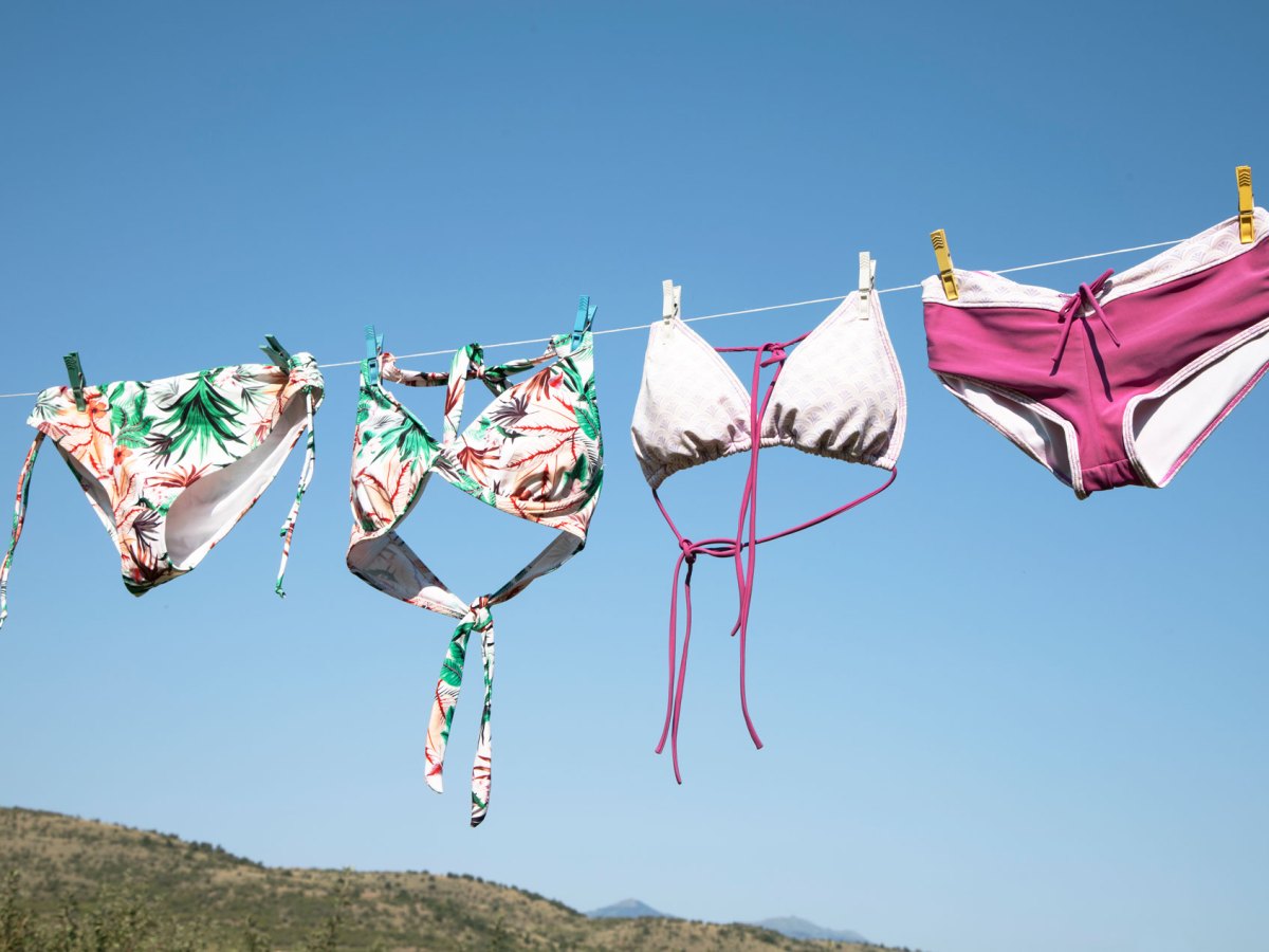 Wäsche-Fehler Nr. 1 im Sommer: Diese Kleidungsstücke solltest du nie in der Sonne trocknen