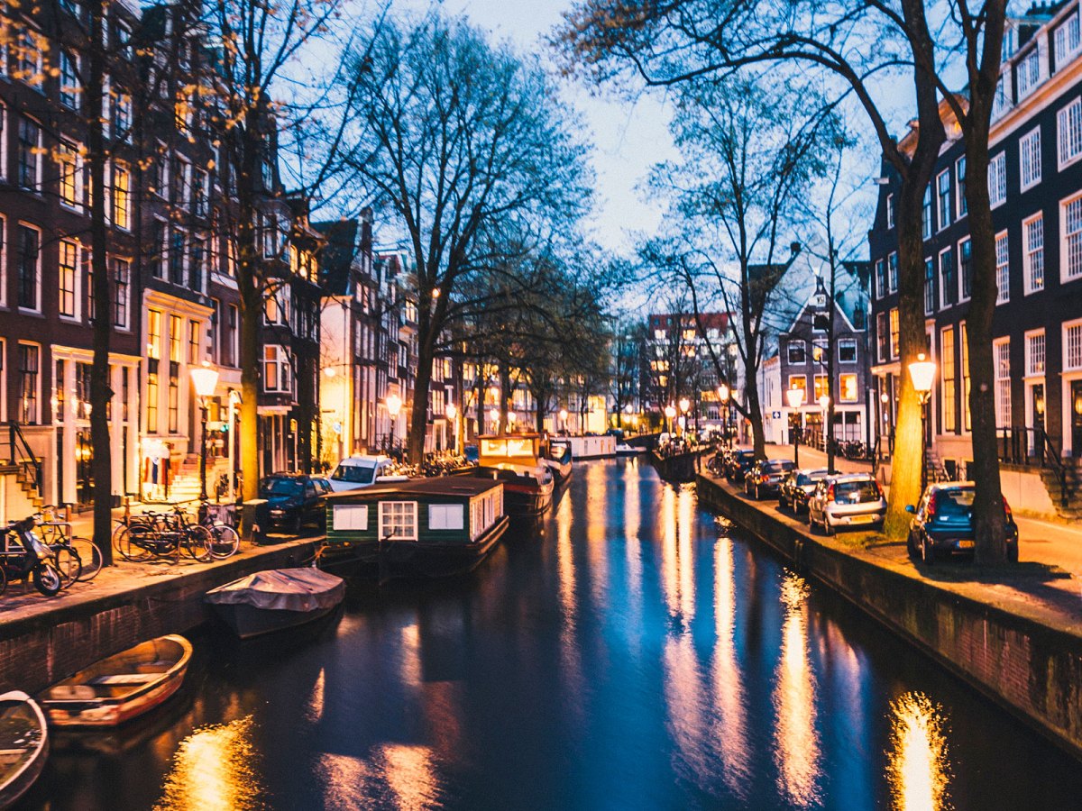 Eine Gracht im Abendlicht in Amsterdam