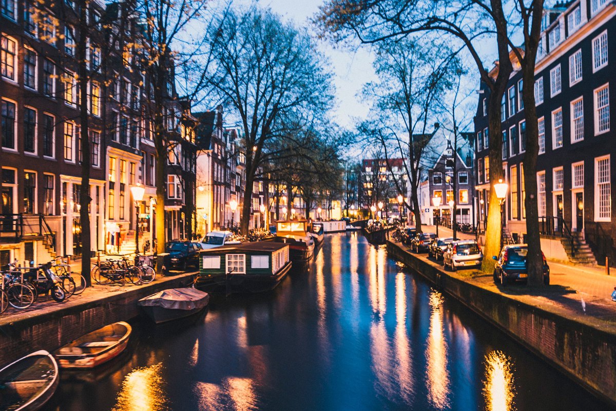 Eine Gracht im Abendlicht in Amsterdam