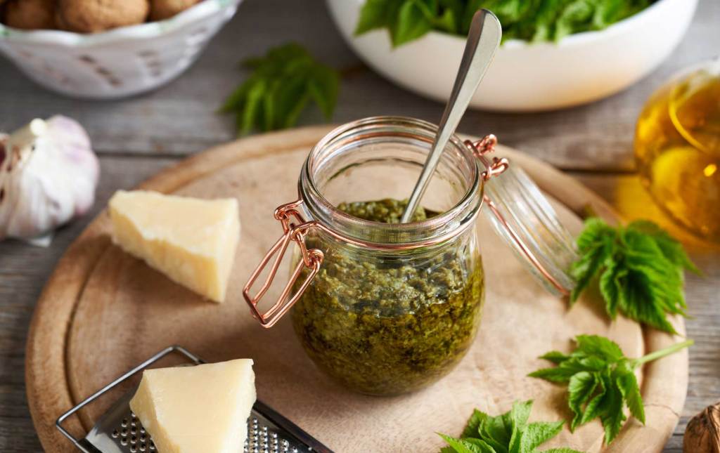 Giersch Pesto mit Zutaten auf einem Holzbrett