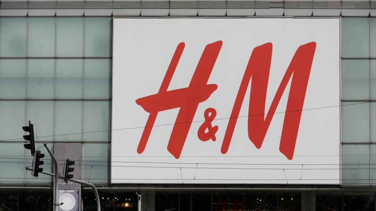 H&M Logo an einem Store in der Stadt.