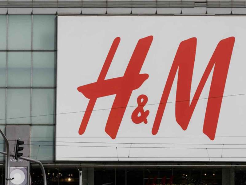 H&M Logo an einem Store in der Stadt.