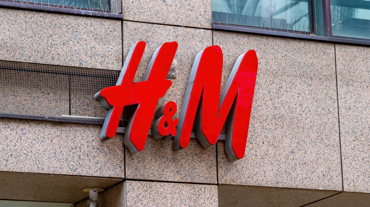H&M Logo mit großen, roten Lettern über einem Eingang eines H&M-Stores.