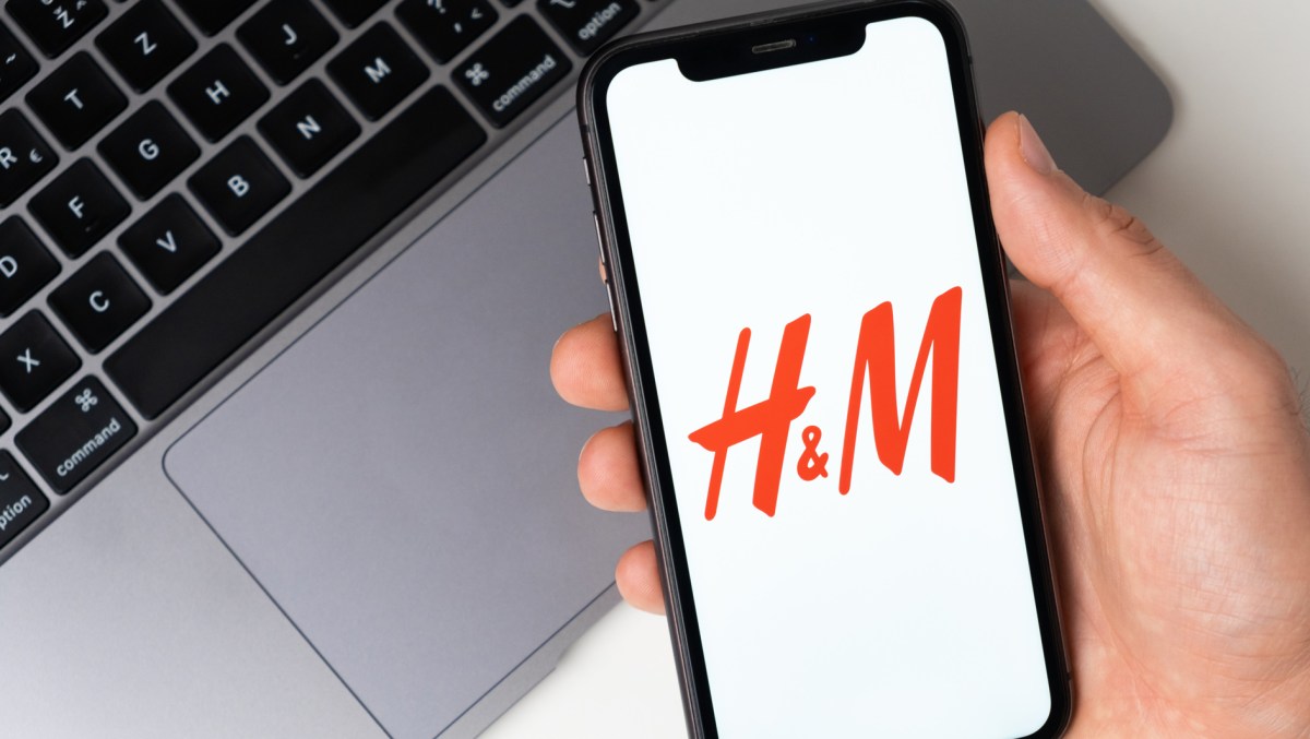 Smartphone mit H&M Logo