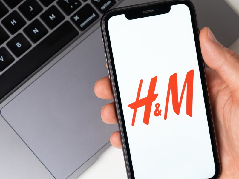 Smartphone mit H&M Logo