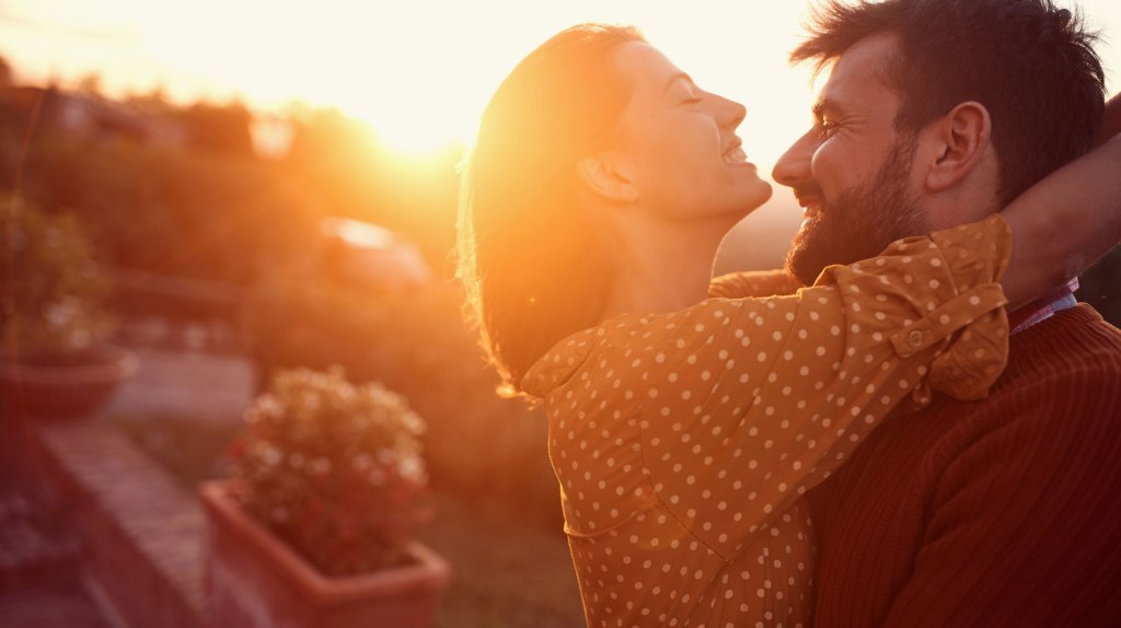 Romantik pur oder Gefühlschaos? Das erwartet dein Sternzeichen im Mai 2024