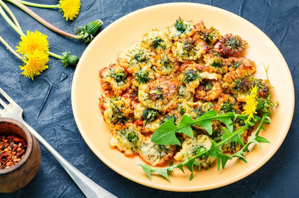 Frittierte Löwenzahnblüten als Rezept für essbares Unkraut