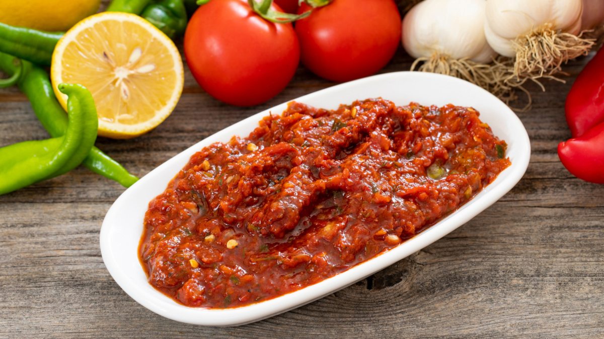 Türkischer, scharfer Dip mit Tomaten und Paprika auf weißem Teller.