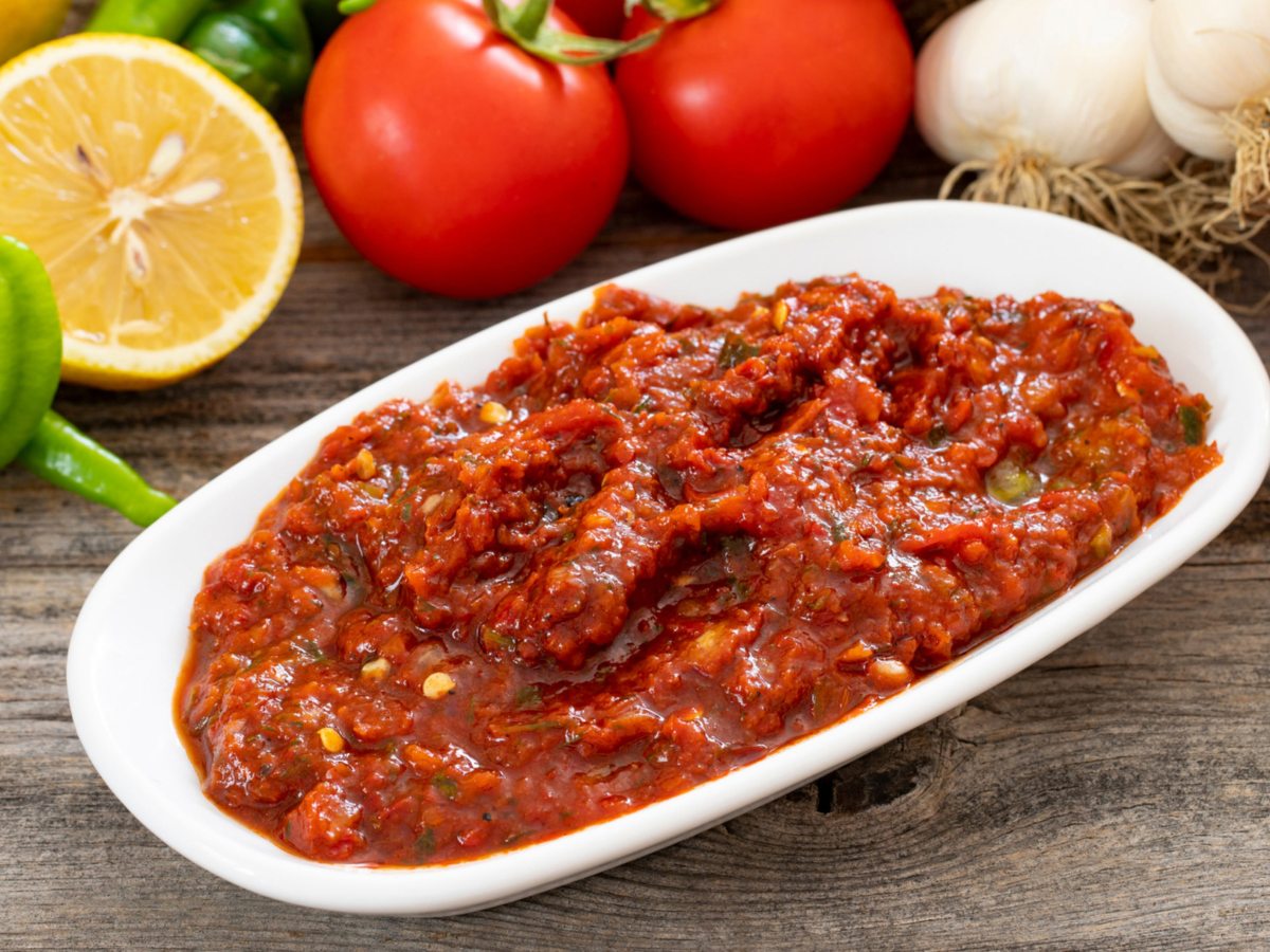 Türkischer, scharfer Dip mit Tomaten und Paprika auf weißem Teller.
