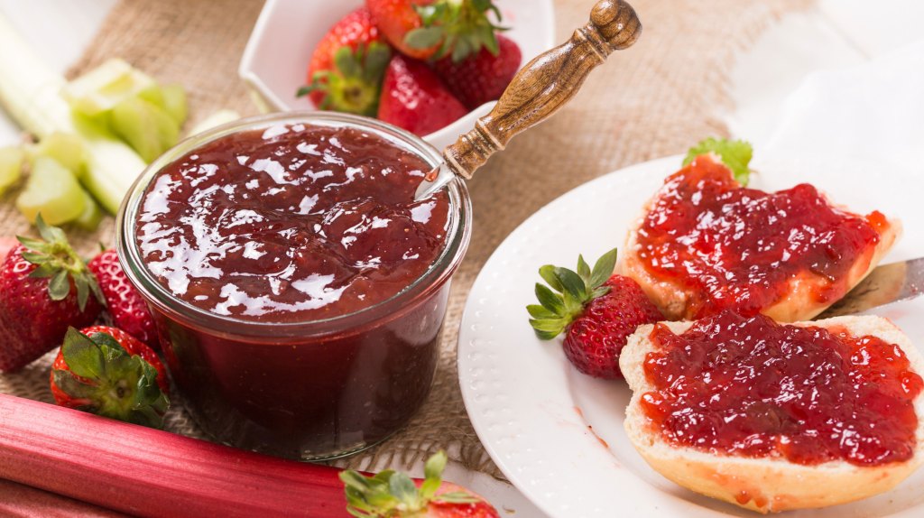 Süße Verführung: Erdbeer-Rhabarber-Marmelade – einfaches Rezept
