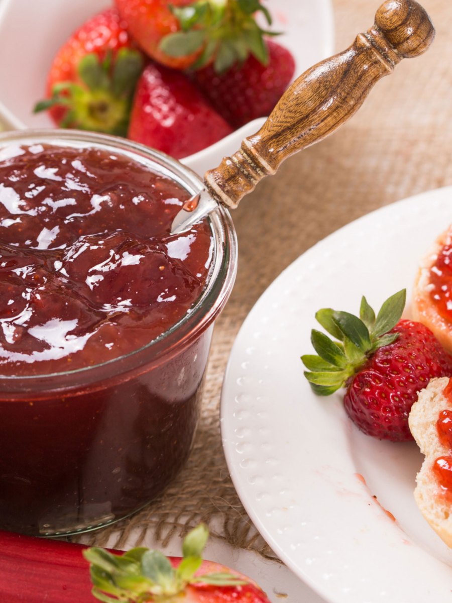 Süße Verführung: Erdbeer-Rhabarber-Marmelade – einfaches Rezept