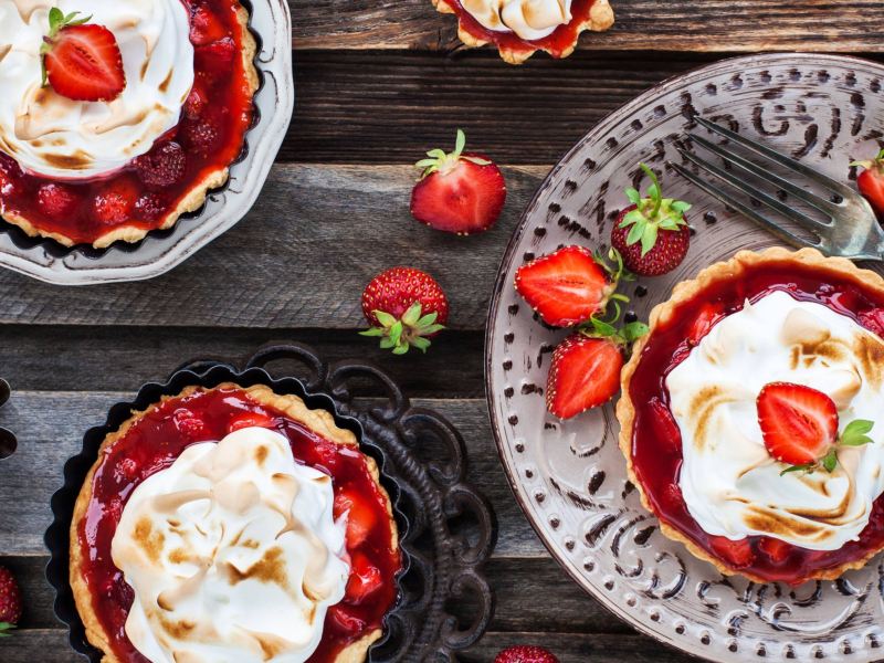 Mini Tartes mit Erdbeer, Rhabarber Füllung und Baiser-Haube.