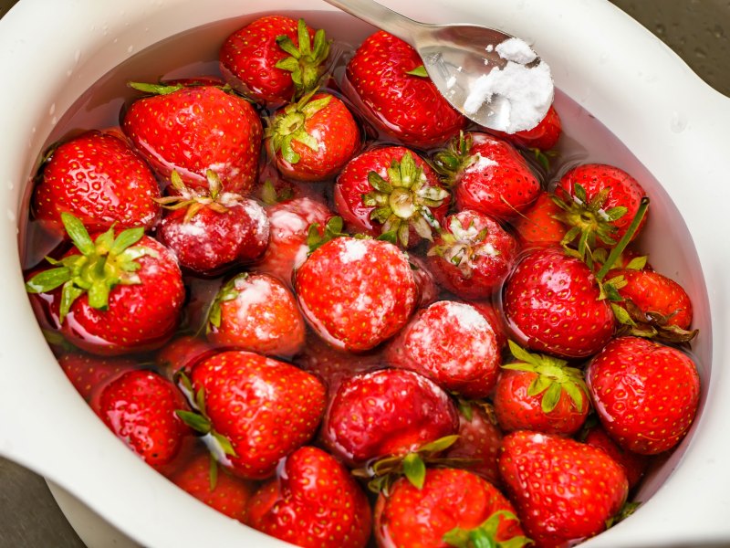 Schüssel mit Erdbeeren und Natron Wasser