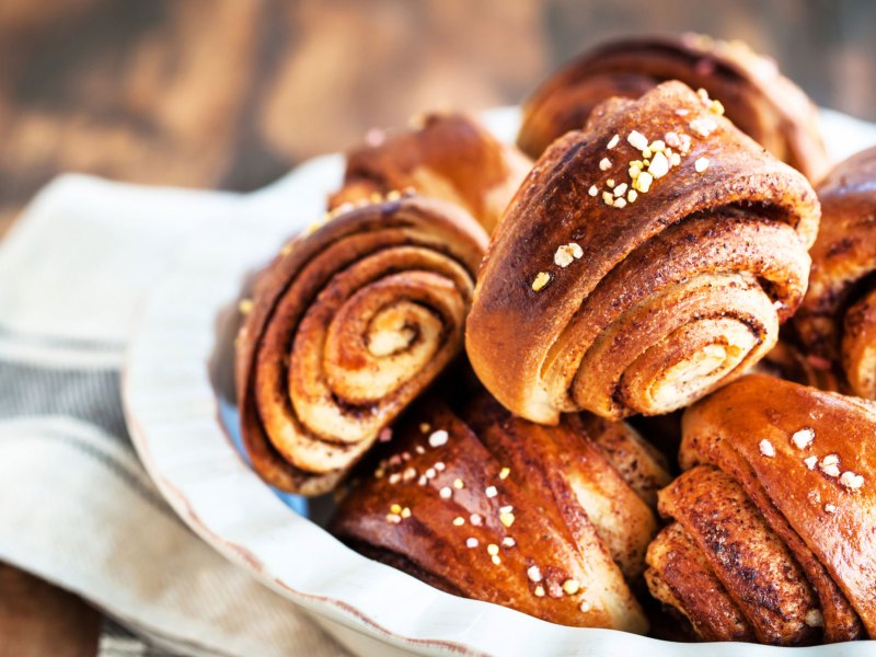 Finnische Zimtschnecken in einer weißen Schüssel.