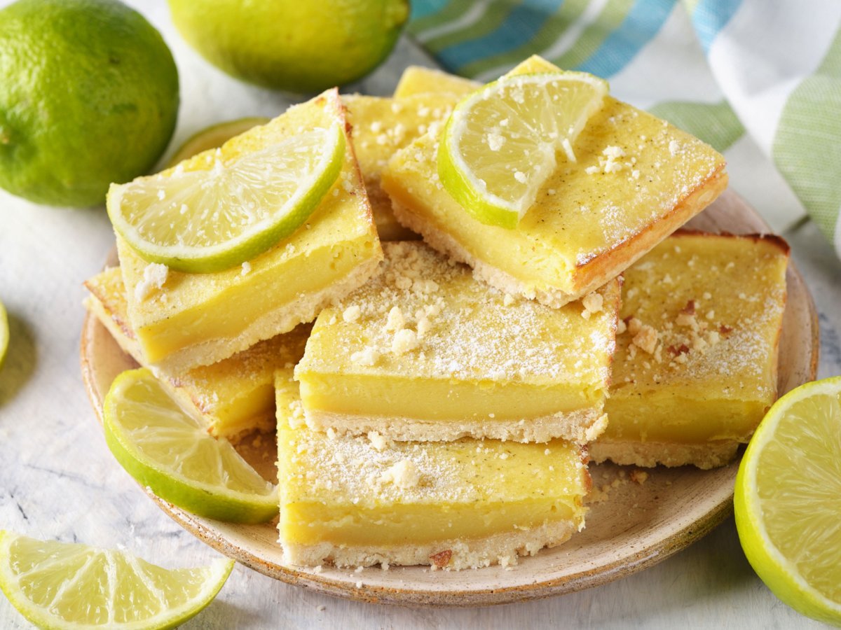Kuchen-Schnitten mit Limetten auf einem beigen Teller.