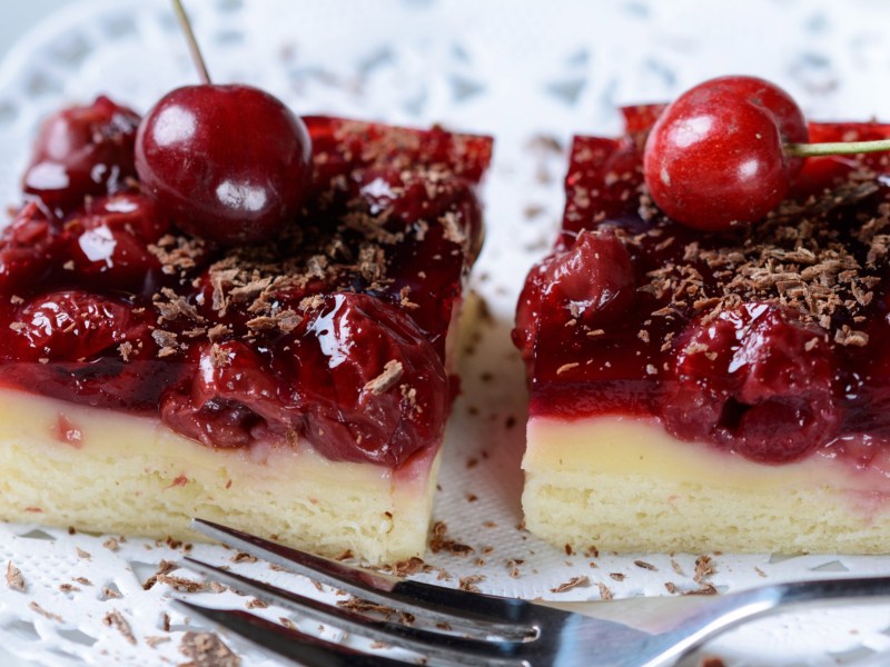 Kuchen mit Puddingschicht und Sauerkirschen.