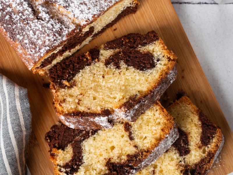 Marmorkuchen auf einem Holzbrettchen.