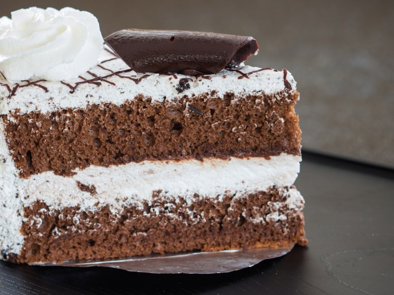 Torte mit zwei Schichten und helle Creme dazwischen, sieht aus wie eine Milchschnitte.