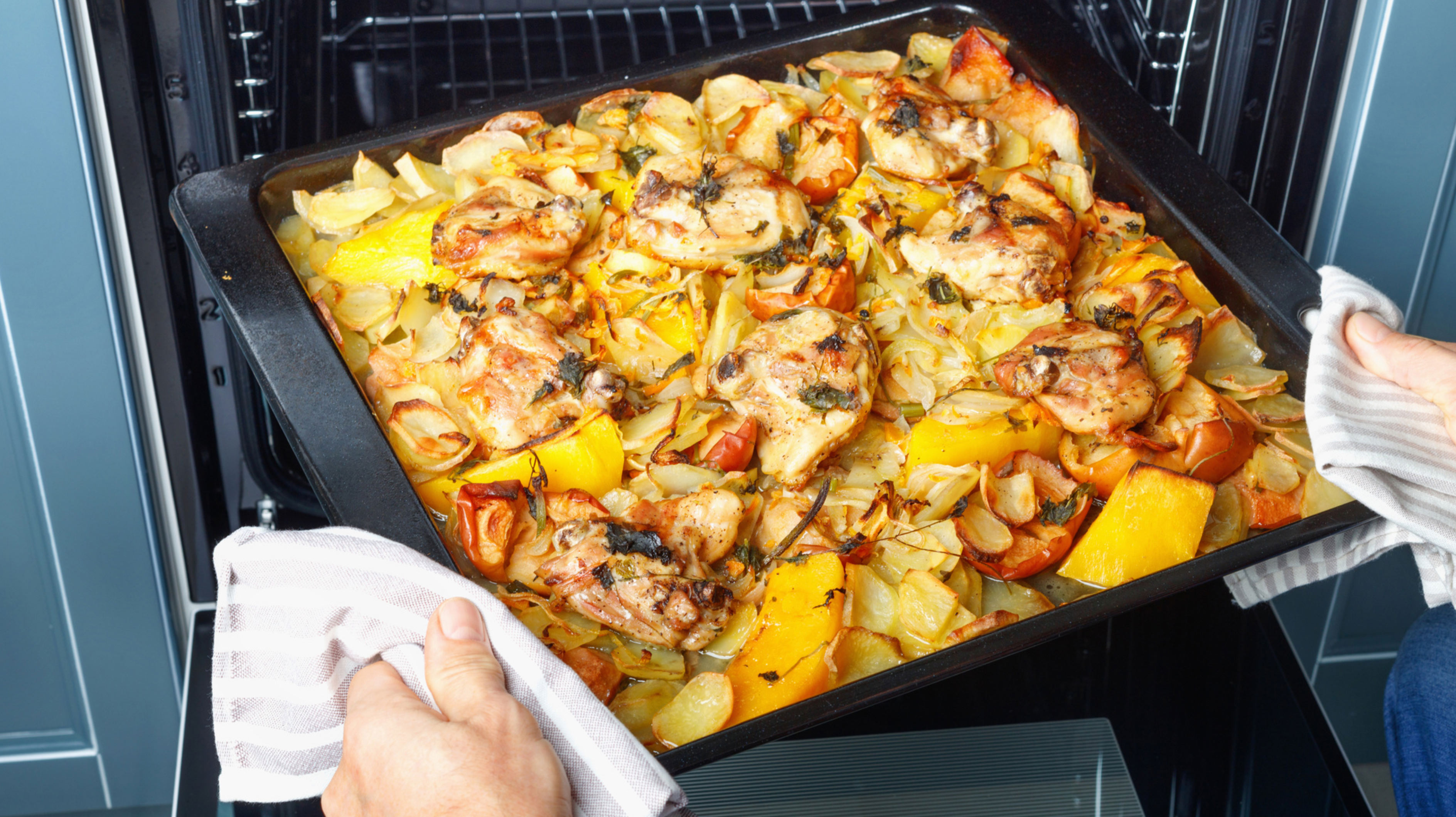 Hähnchen mit Paprika-Gemüse aus dem Ofen: Schnelles Feierabend-Glück ...