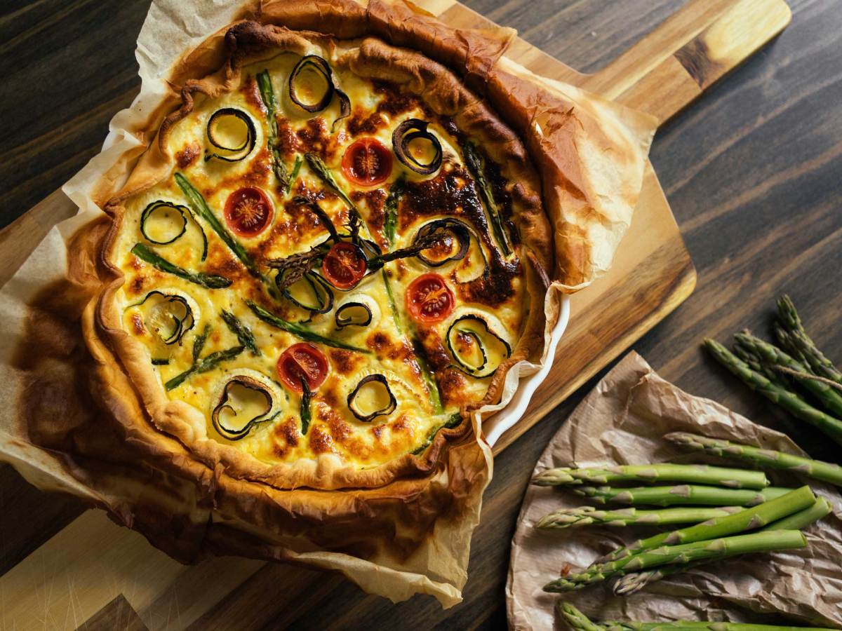 Vegetarischer Quiche-Traum: Spargel und Zucchini in Perfektion