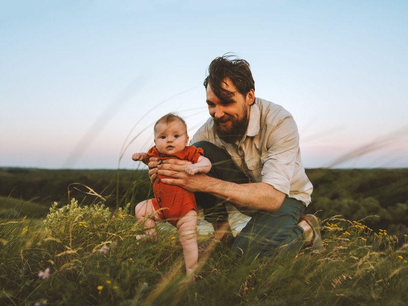 Vater und Tochter auf einer Wiese