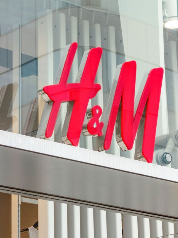 Ein echter Hingucker: Das „Brezel“-Kleid von H&M ist ideal für kühle Sommerabende